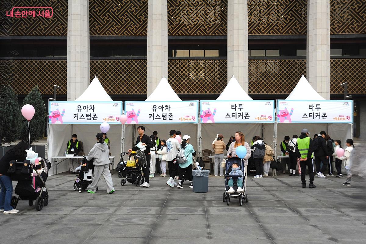 행사 시작 전 유아차 커스텀존과 타투 스티커존에 모이는 참가 가족들 &copy;조수봉