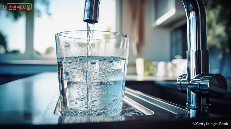 서울시가 아리수 품질확인제(무료 수질검사)를 야간, 공휴일까지 운영시간을 확대한다. 