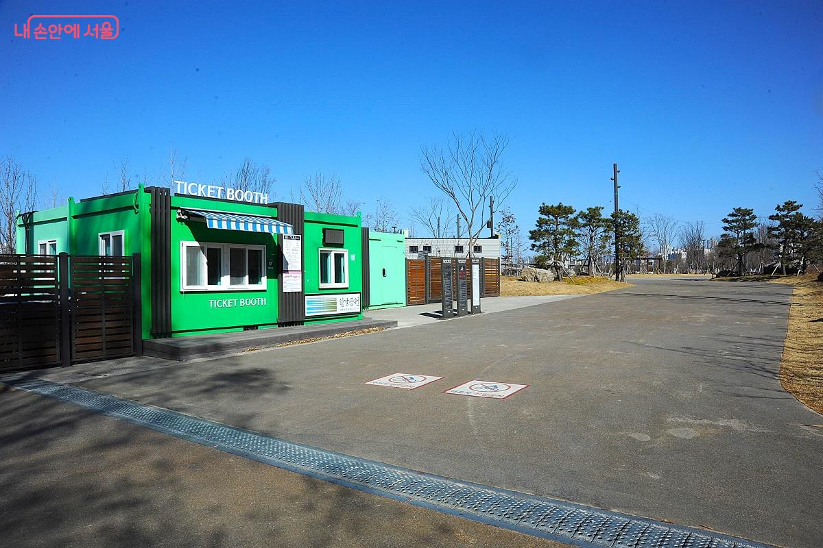 잠실선착장 앞에 위치한 잠실한강공원 물놀이장 &copy;조수봉