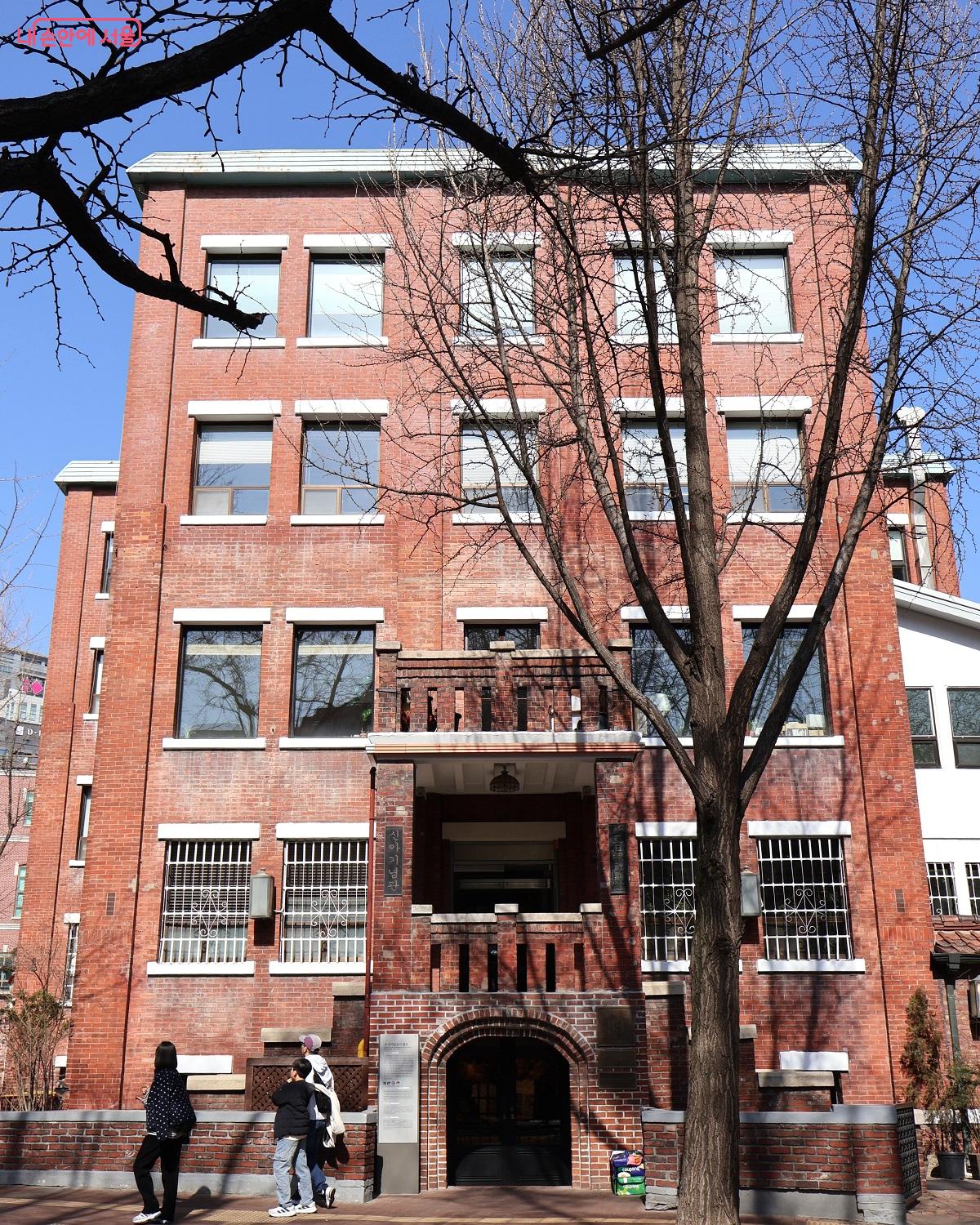 정동 특유의 이국적인 분위기를 더하는 신아기념관(구 신아일보사 별관) &copy;이봉덕