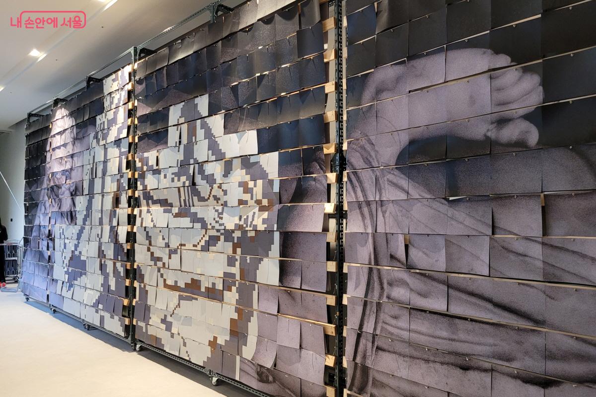 지하 1층 전시실2를 나오면 벽면에 보이는 작품 ©김현지
