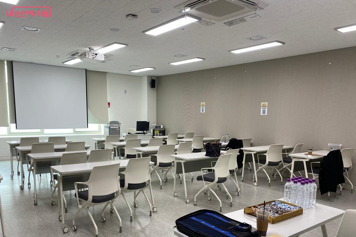 점심시간으로 한가한 면접 대기실 풍경 &copy;이근석