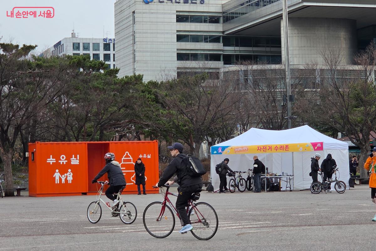 시민의 편안한 참여를 돕기 위해 코스 곳곳에 배치된 수유실과 자전거 수리존 &copy;이다현