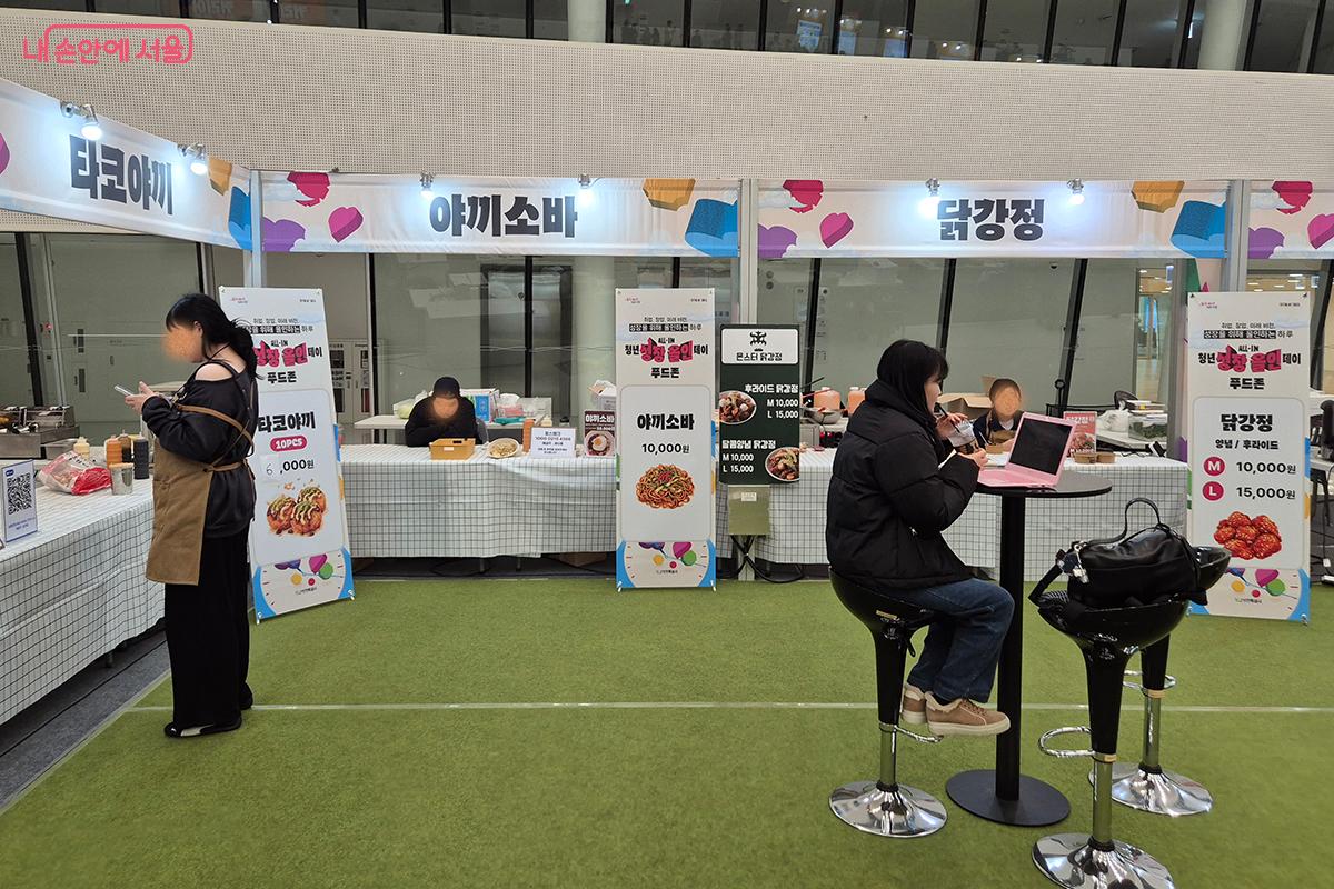 행사장 내 푸드존에서 불초밥, 닭강정, 타코야끼 등 다양한 음식을 판매했다. ©이혜숙