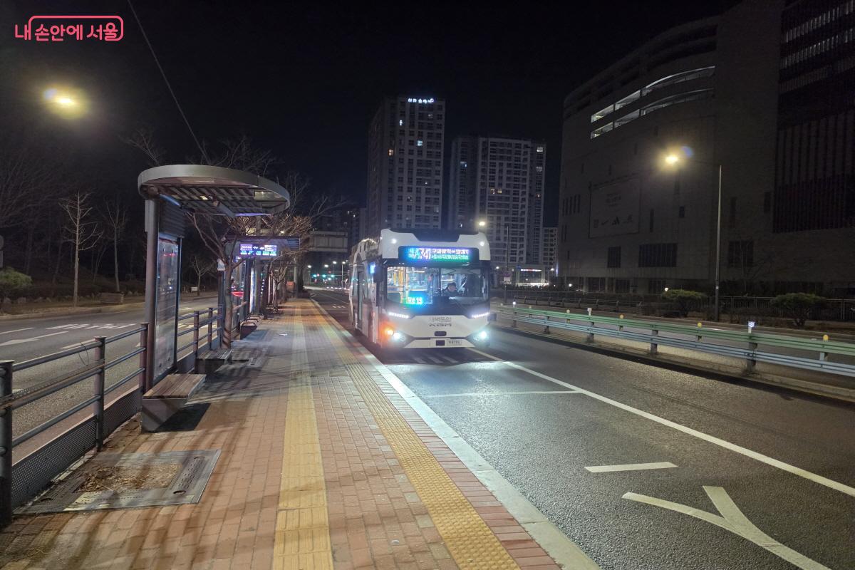 3월 30일, 새벽동행 자율주행버스 'A741'번이 구파발역 버스정류장으로 오고 있다. ⓒ조수연