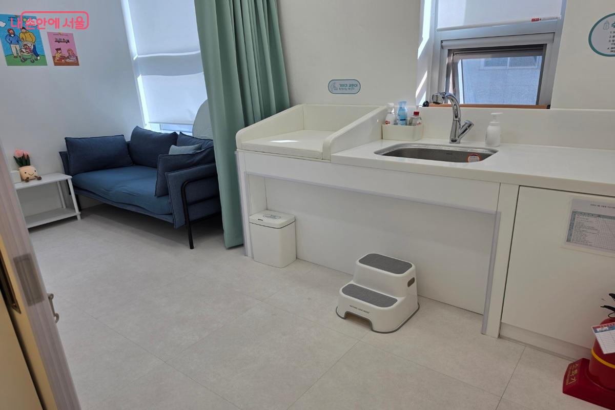 서울형 키즈카페 양천구 목3동점에는 수유실 공간이 마련되어 있다. &copy;황승희