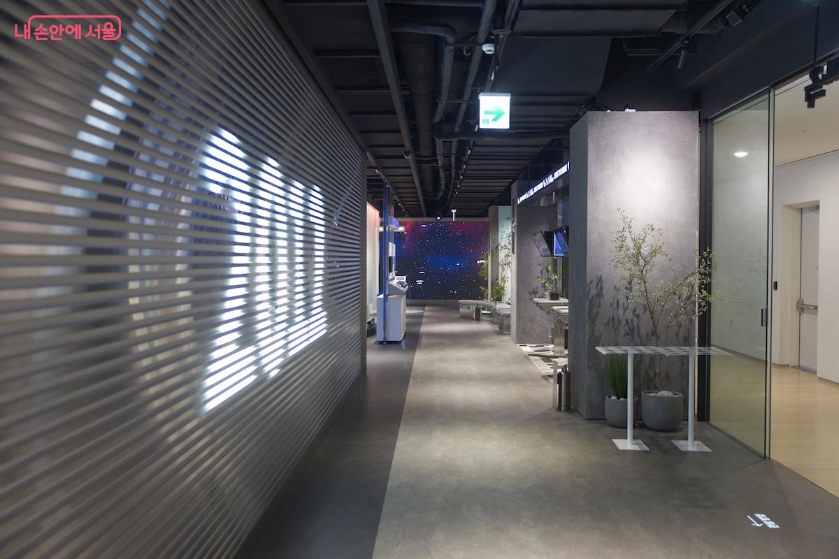 총 3가지 섹션으로 구성되어 있으며 안내 직원들의 안내도 받을 수 있다