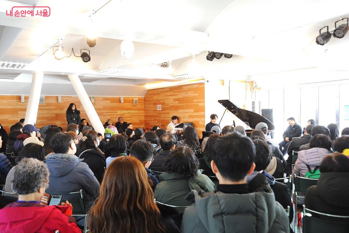 공연장에서 재개장 기념 음악 공연으로 피아니스트 김태은의 피아노 연주가 진행됐다. ⓒ조수봉