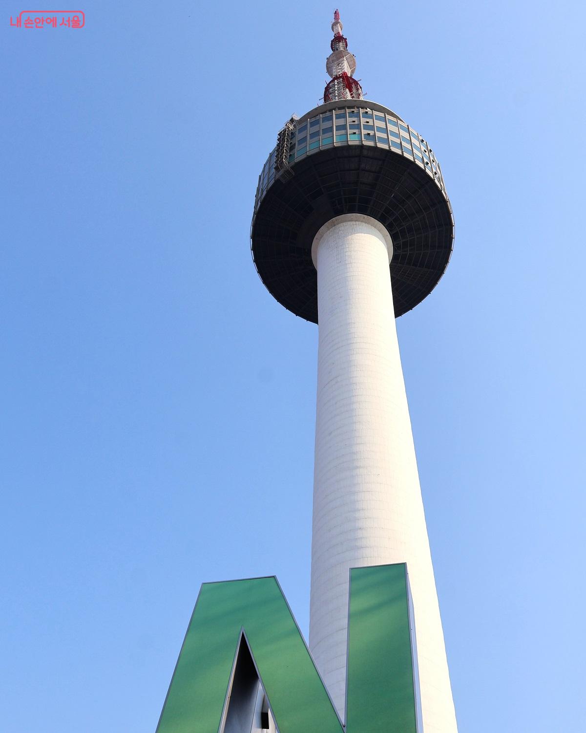 서울의 랜드마크 N서울타워, 푸른 하늘 아래 당당한 모습 &copy;이봉덕