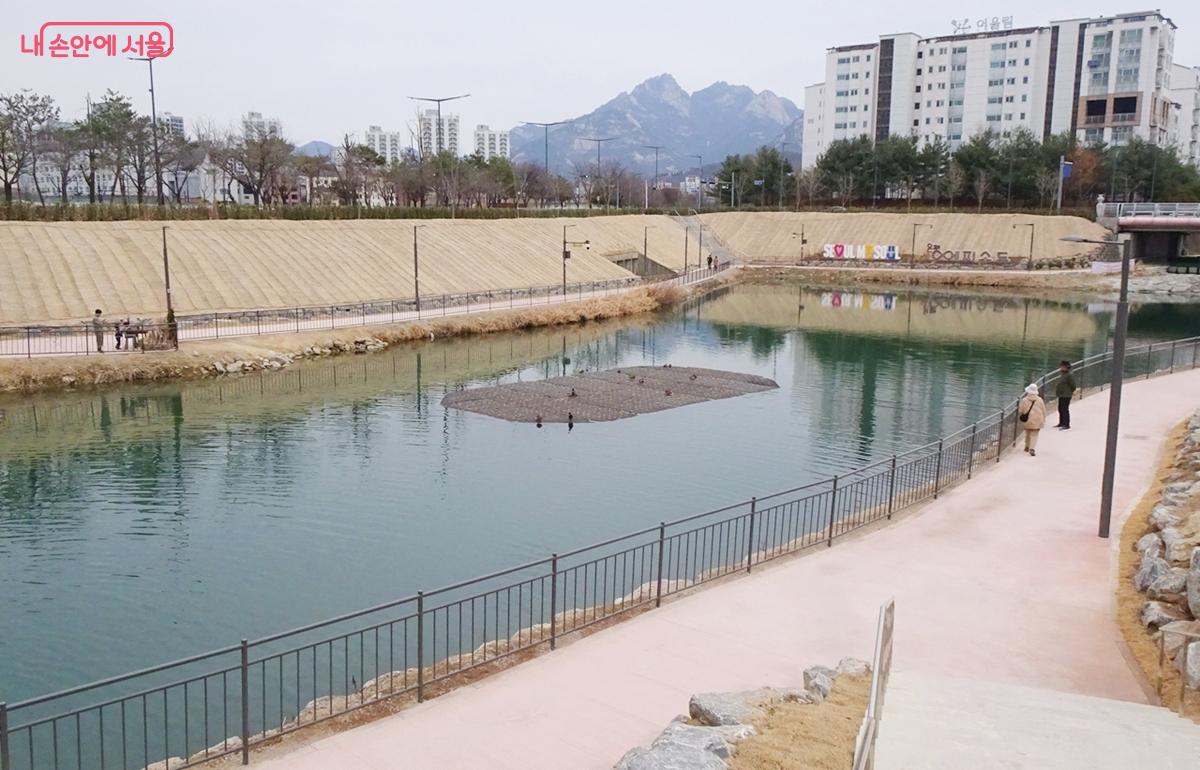 과거 유수지에서 산책하기 좋은 공간으로 바뀐 구파발천 하류 ⓒ김종성