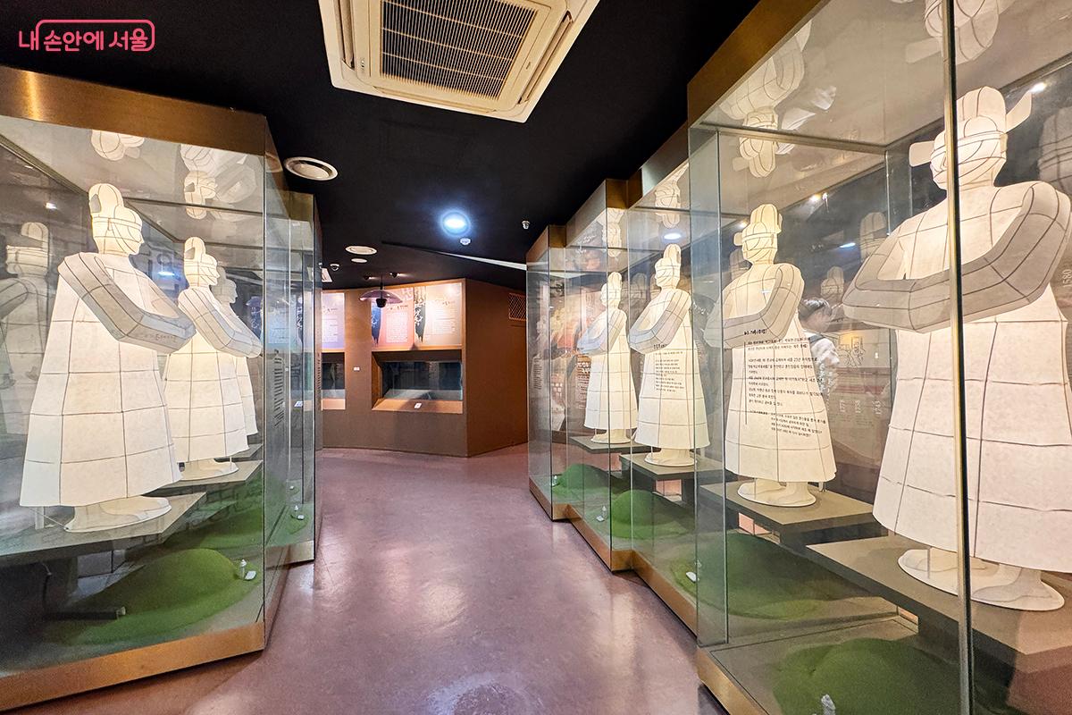 사육신의 모형을 근사하게 표현했다. 역사관에는 사육신의 생애와 단종 복위 운동의 과정을 소개하는 다양한 전시 자료와 영상 콘텐츠를 갖추고 있다. &copy;전미애