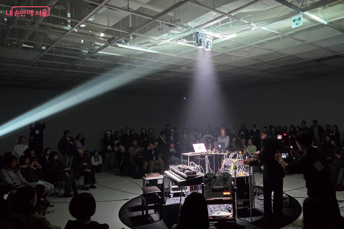 현장에서 연주되는 소리는 하나의 흐름으로 이어지는 전시에 집중한다. &copy;김미선