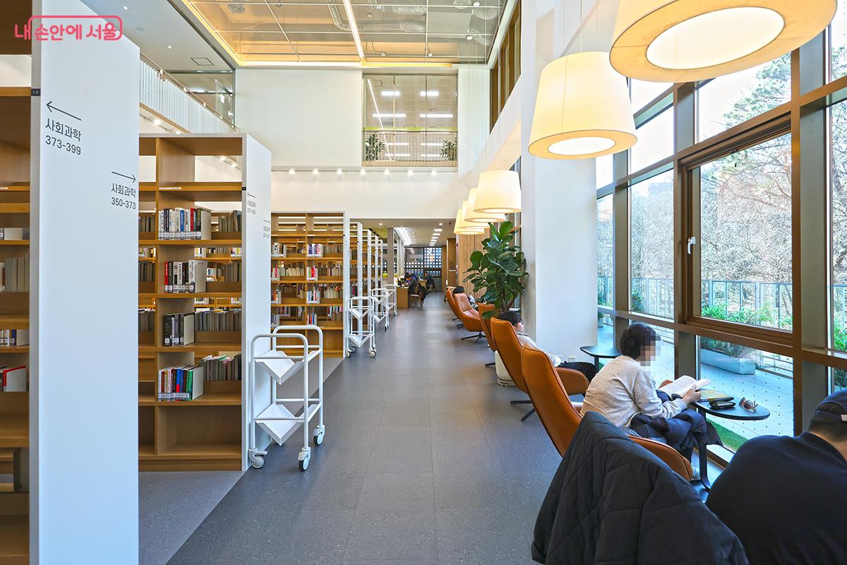 잘 정돈된 서고와 창밖을 바라보며 책을 읽을 수 있는 숲속 도서관 &copy;김주연