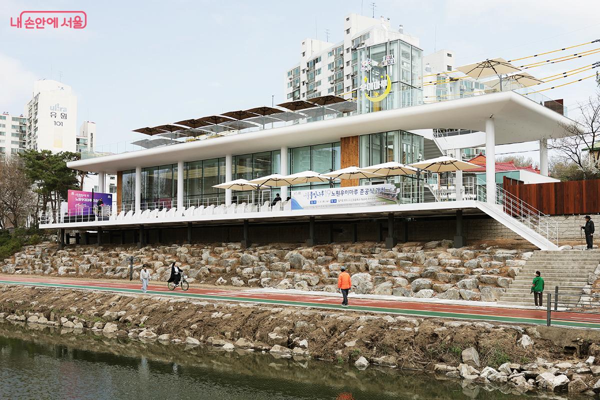 이곳은 1층과 M층(mezzanine, 중층), 그리고 2층 옥상 수변 전망대 등으로 구성되어 있다. &copy;김아름