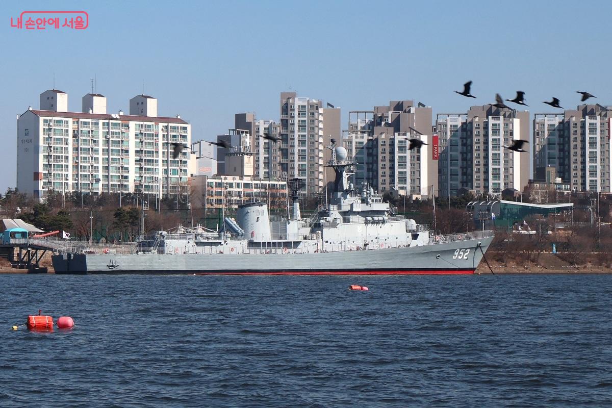 퇴역 군함인 서울함이 전시된 서울함공원의 위용을 확인할 수 있다. ⓒ이봉덕