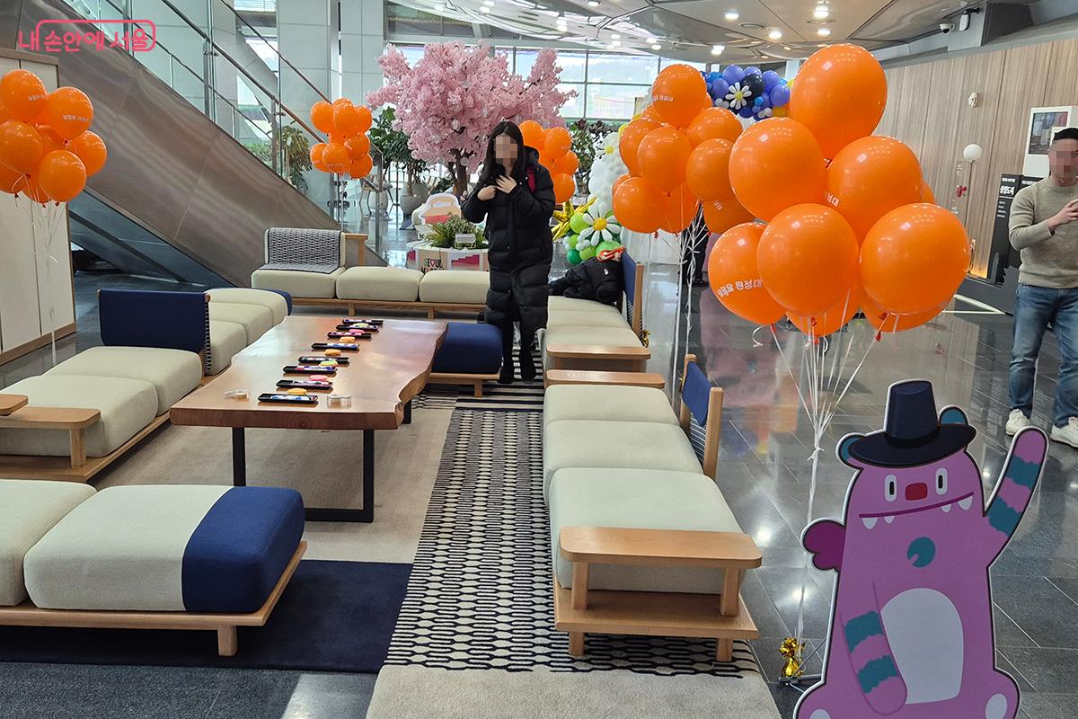 행사가 열린 다목적홀 아래층에 마련된 &lsquo;덜 달달 원정대&rsquo; 휴식 공간