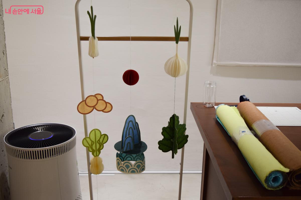 한지로 만든 모빌 ⓒ이명은