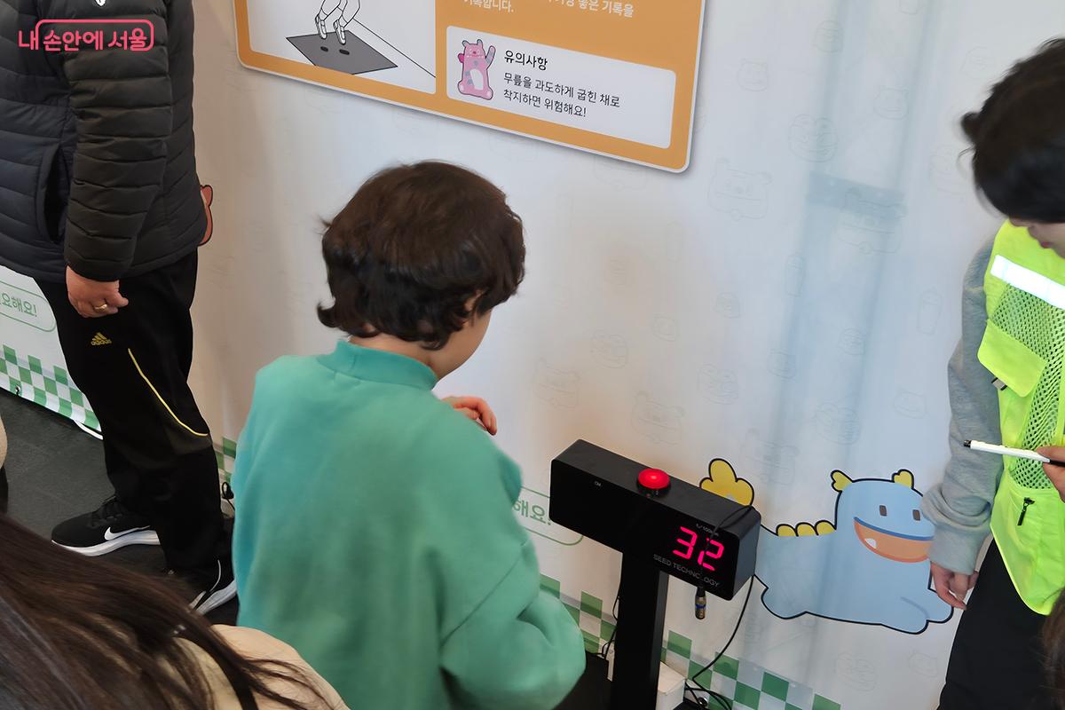 온 힘을 다해 체력 평가를 수행하는 아이의 얼굴에는 경쟁심과 즐거움이 동시에 담겨 있다. 