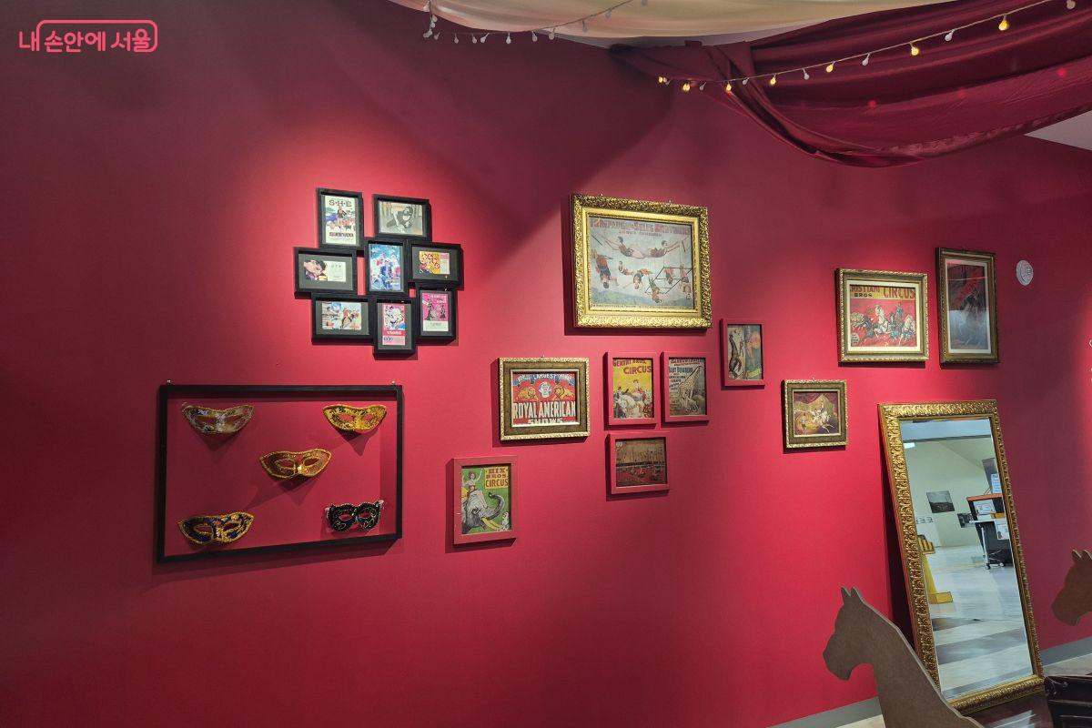 빨간 벽면과 소품들 덕분에 카니발의 분위기가 흠씬 느껴진다