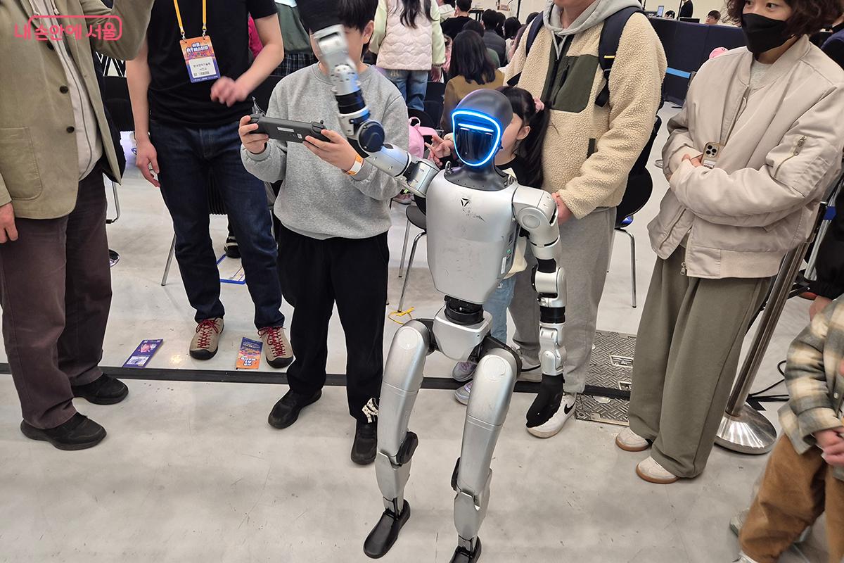 유니트리 로보틱스(Unitree Robotics)의 휴머노이드 로봇 '유니트리 G1(Unitree G1)'