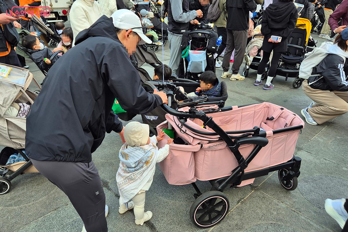 서울 도심을 가득 채웠던 유아차의 바퀴 소리는 세상을 바꾸는 가장 힘찬 행진곡이었다.