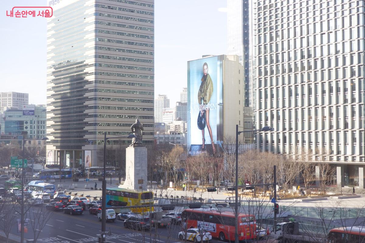 광화문 광장과 이순신 동상 방향을 바라본 모습
