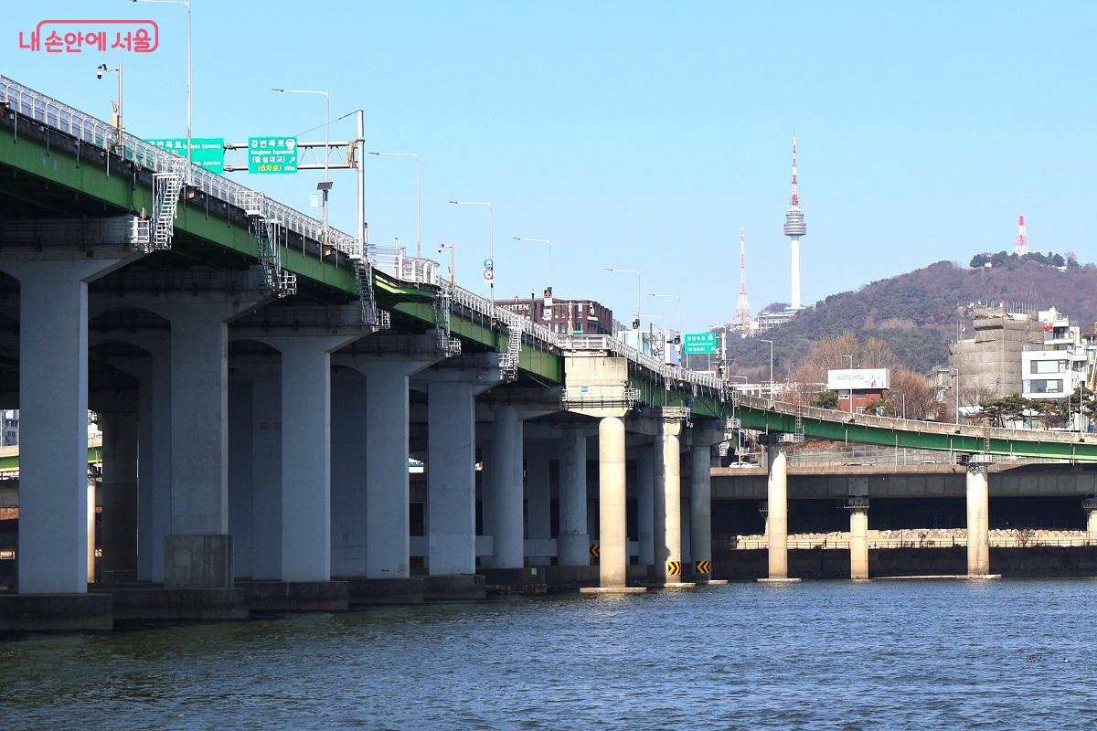 남산타워를 배경으로 한남대교의 녹색 상판 구조와 육중한 교각의 모습을 볼 수 있다. ⓒ이봉덕