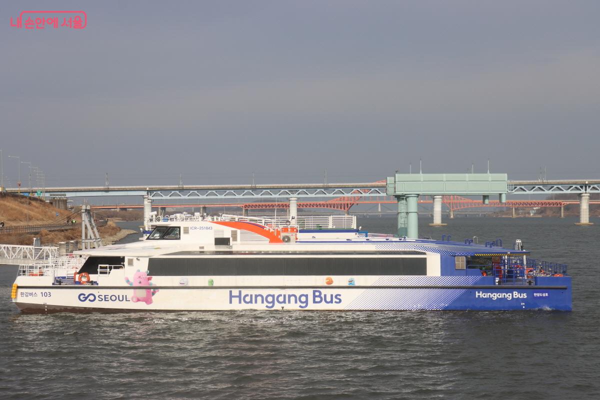 마곡 선착장 인근에 정박한 한강버스.