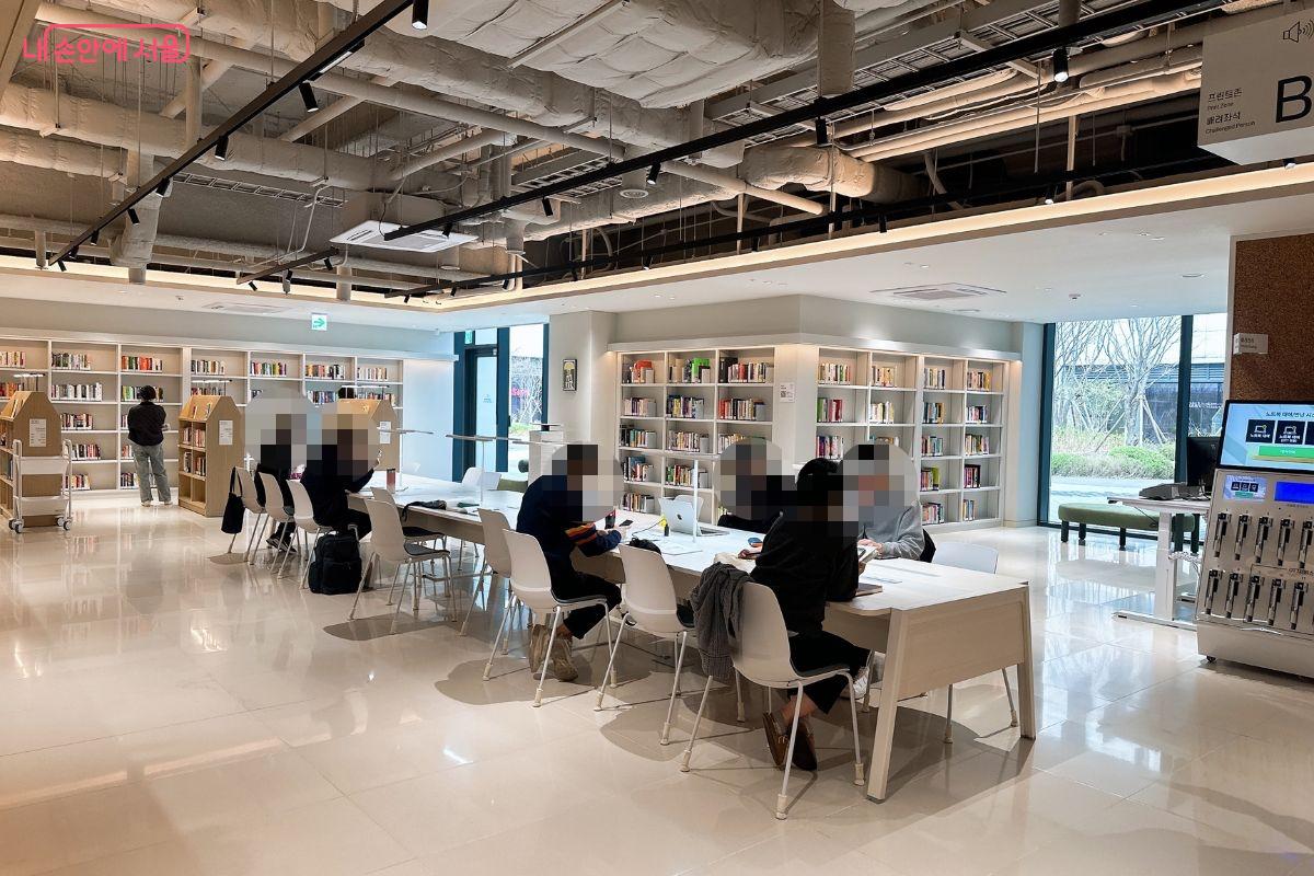 도서관을 찾은 시민들이 각자의 공간에서 학습활동을 하고 있다. &copy;김재형