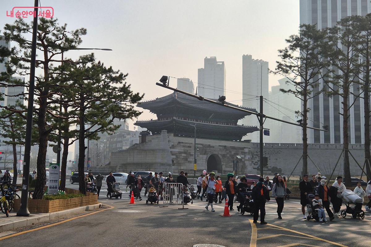 유아차의 긴 행렬이 숭례문 앞을 지나고 있다.
