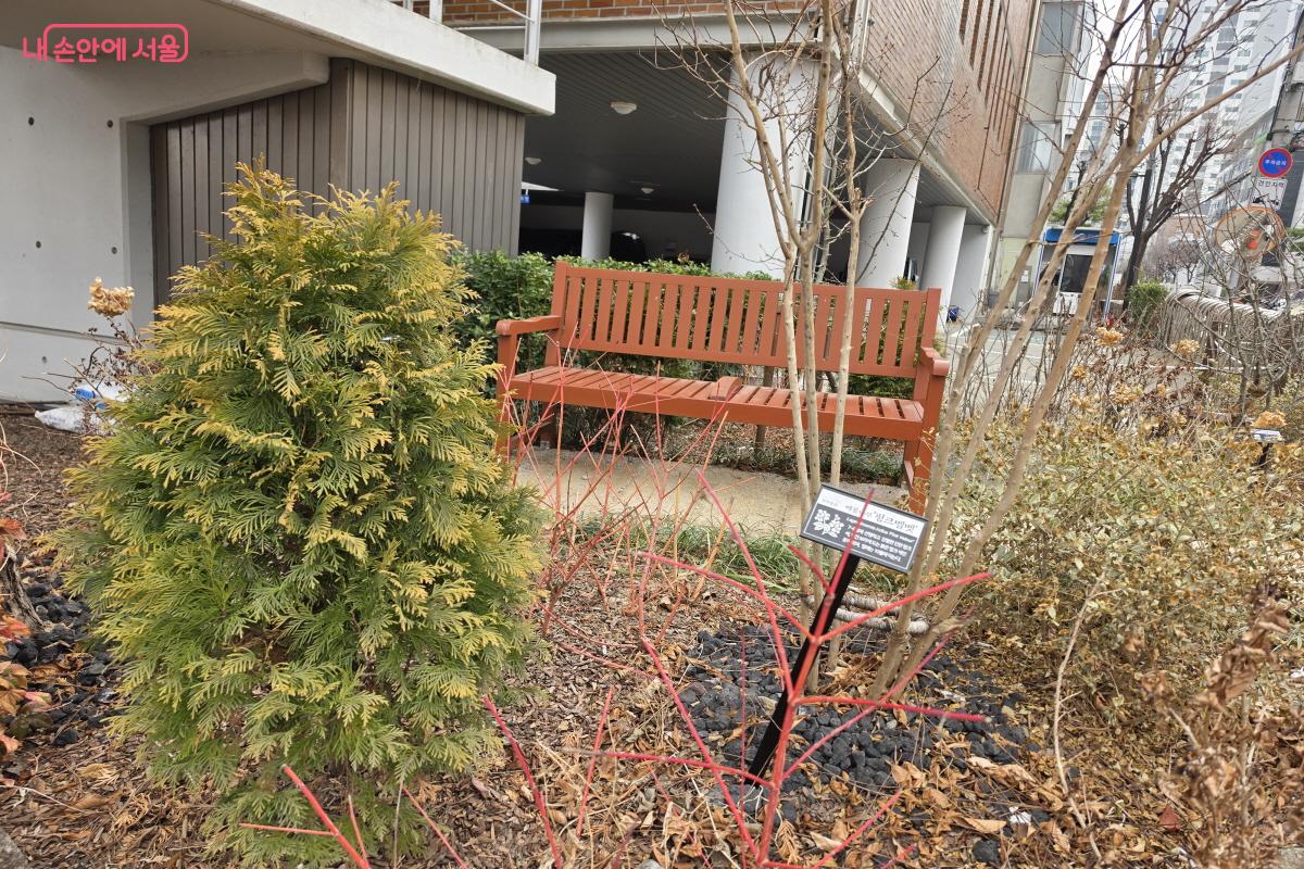 정면에서 바라본 벤치 ⓒ조수연