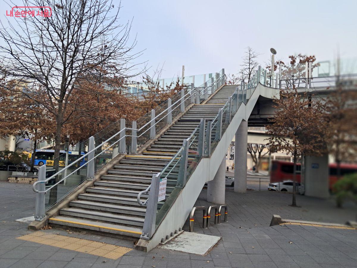 만리동 방향에서 '서울로 7017'을 즐기려면 이 계단만 올라가보자. ©장형진