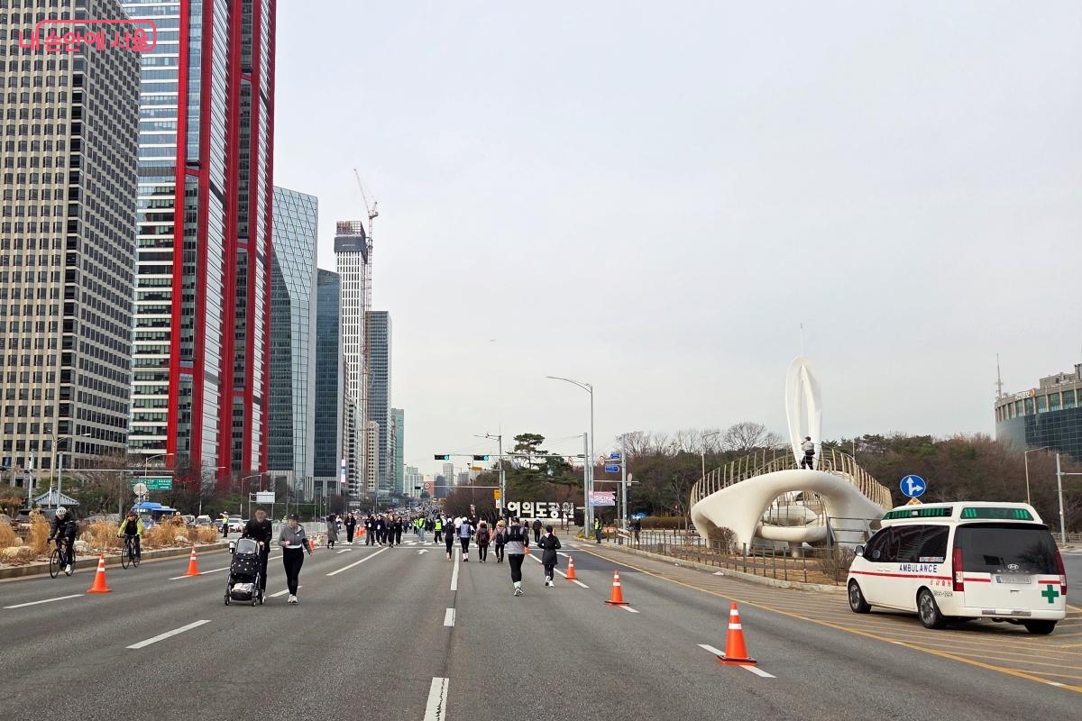 아이가 탄 유모차를 밀면서 걸어가거나 달린다. &copy;김미선