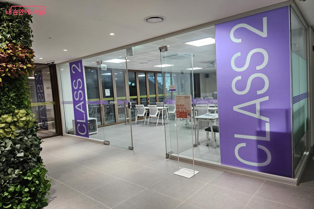 강동숲속도서관 지하 1층 강의실에서 숏폼 제작 관련 강좌를 들었다. ©염지연