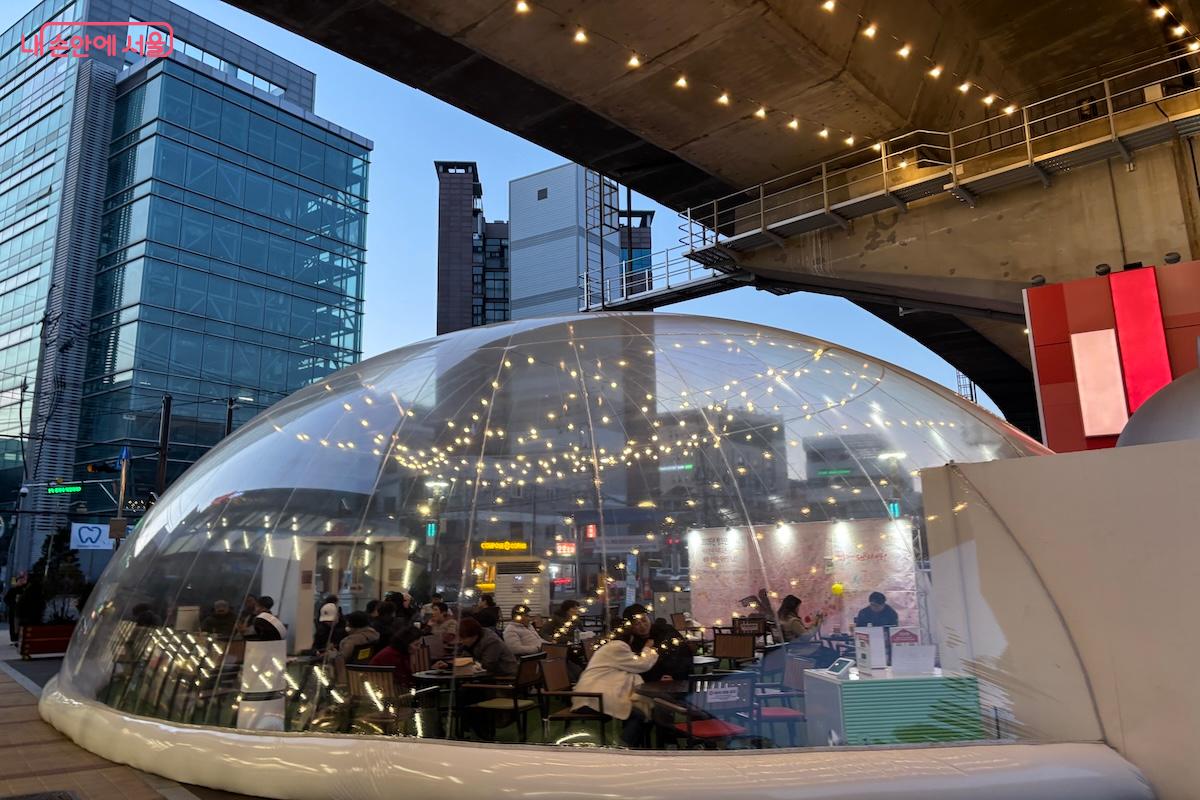 겨울 야외에 설치된 투명 텐트 &copy;이혜원