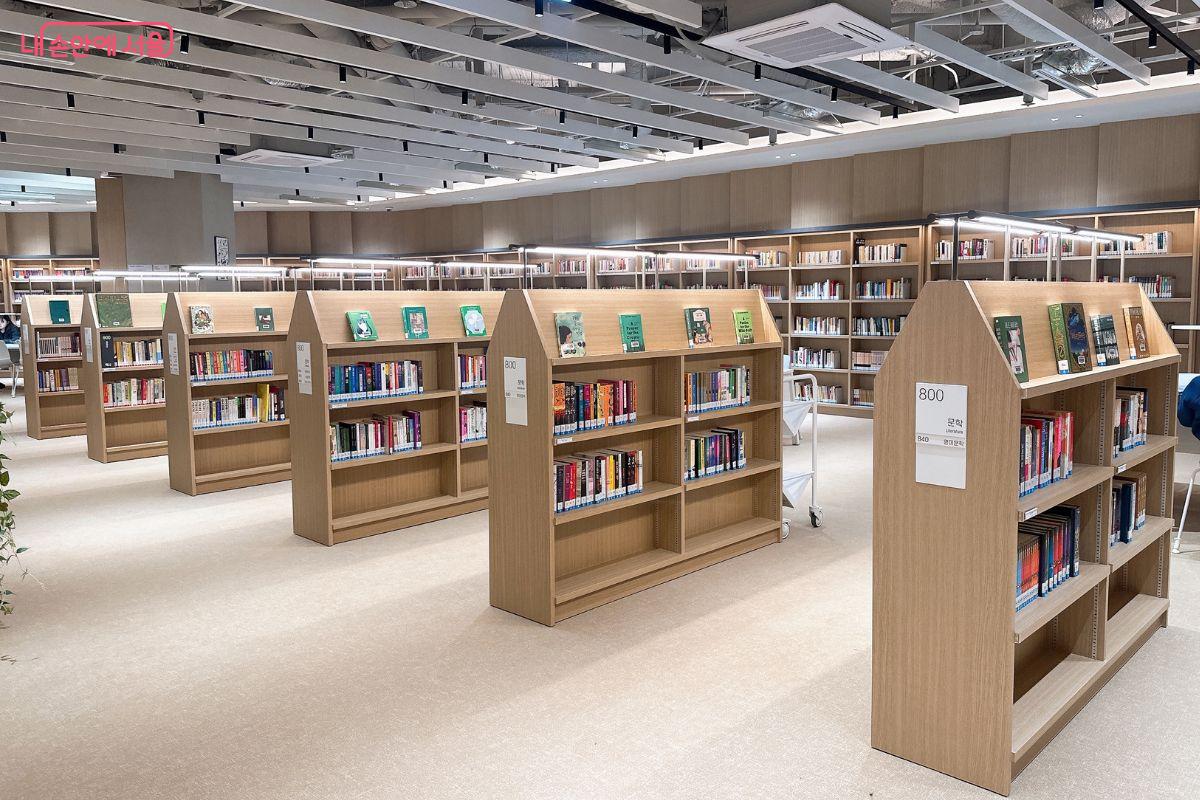 도서관을 돌아다니는 동안 정말 다양한 느낌을 감상할 수 있다.&copy;김재형