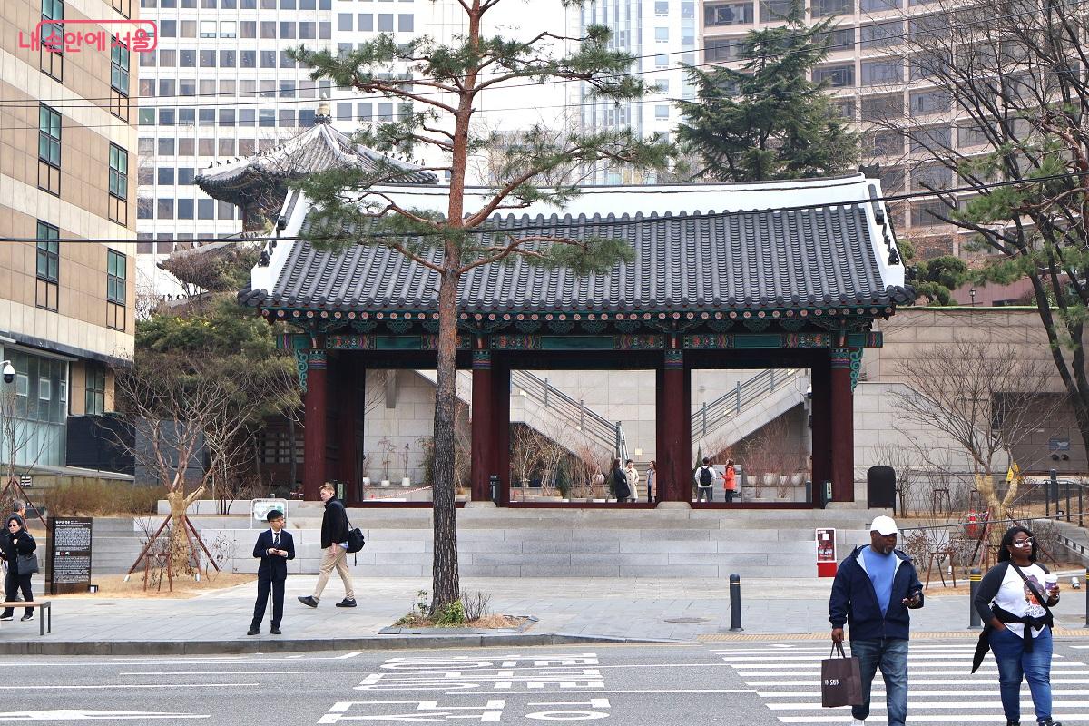 환구단 입구. 러시아 공사관을 떠난 고종이 자주독립 국가를 선포한 곳이다. &copy;김대진 