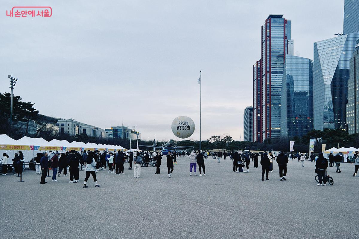 동 트기 전, 여의도공원 문화의마당 풍경 ⓒ김아름