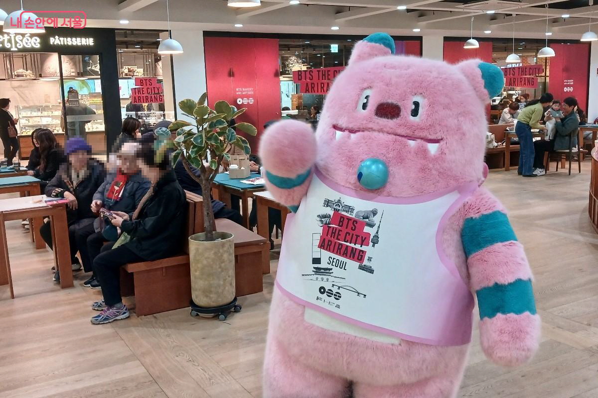 방문객들은 해치 캐릭터와 기념 사진도 찍었다. ©임영근