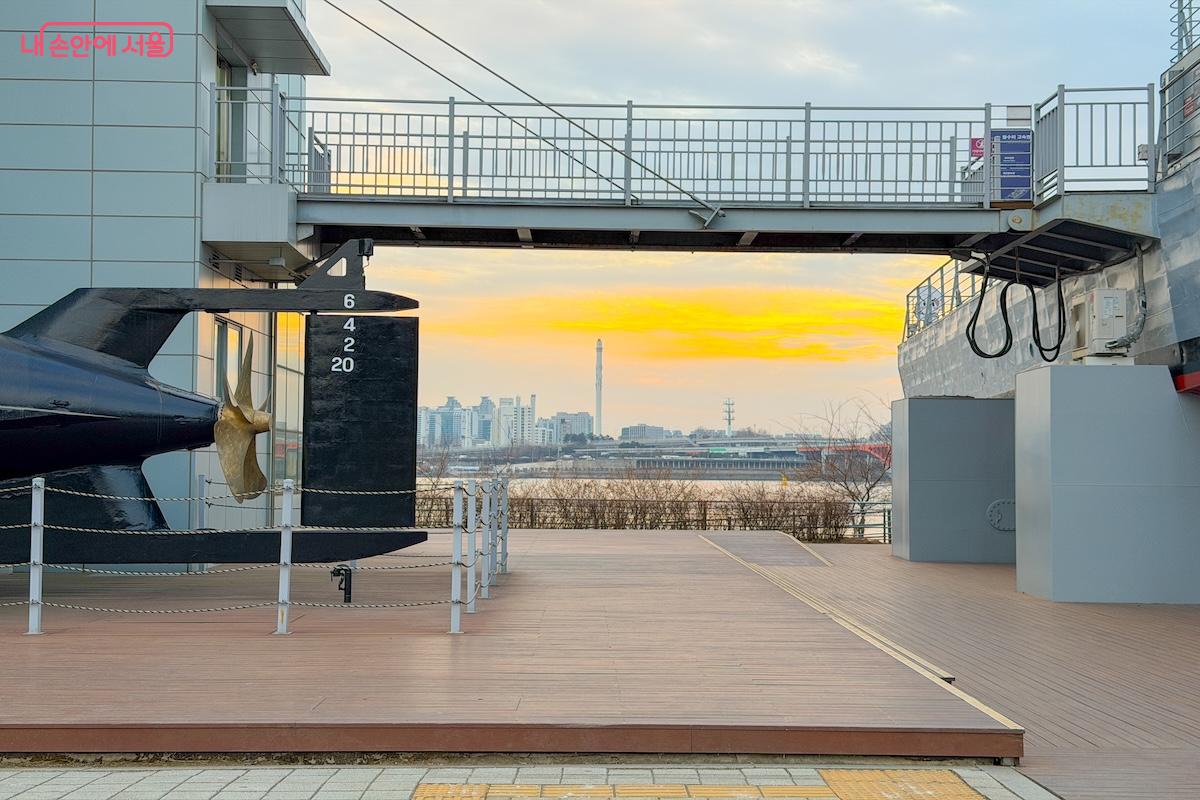 잠수함과 참수리 고속정 사이로 노을이 보인다. &copy;이미현