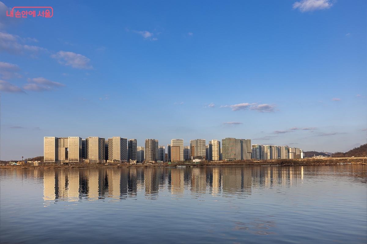 잔잔한 물결 위로 펼쳐진 한강 풍경ⓒ장신자