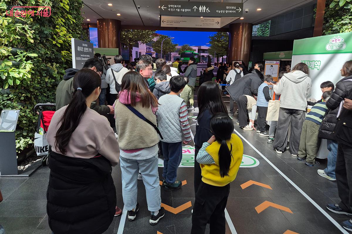 3월 7일, 서울시청본관 1층 로비에서 &lsquo;어린이 서울체력장&rsquo; 행사가 진행되었다.