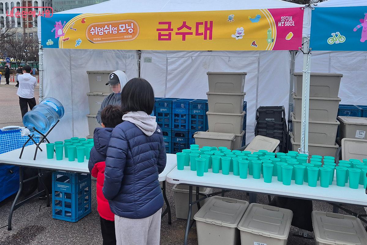 급수대에서 재활용 컵을 사용해 제로 웨이스트(Zero Waste) 정신을 실천한다. &copy;이혜숙