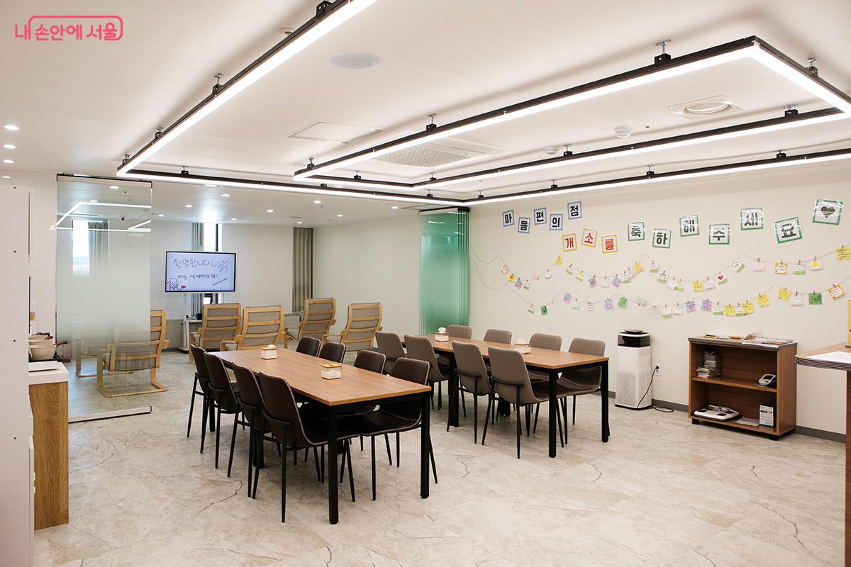 서울마음편의점 강동점의 실내 전경 &copy;이란