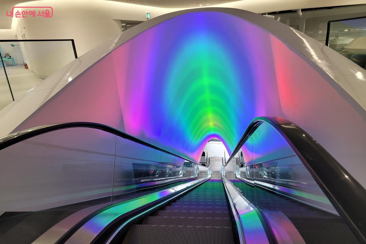 서울로봇인공지능과학관 내부 에스컬레이터와 LED 조명 &copy;조연