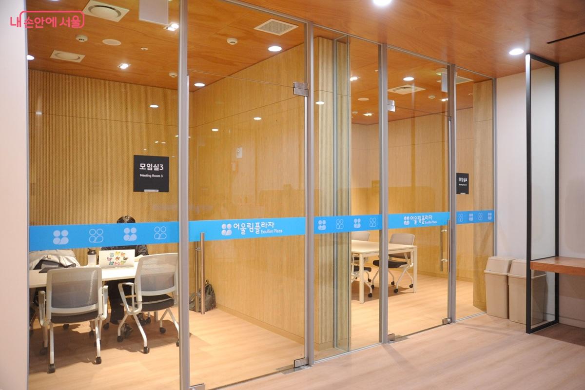 도서관에는 6개의 모임실이 설치됐다. &copy;조수봉