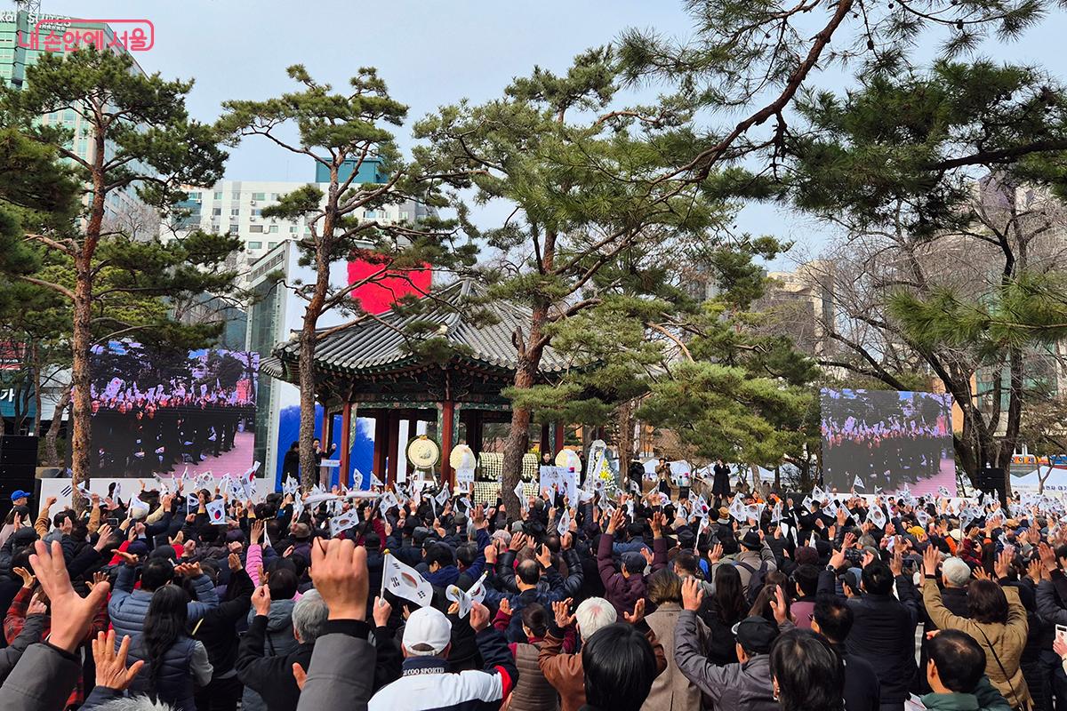 이날 울려퍼진 독립선언서와 만세삼창은 과거가 미래에게 건네는 안부였고, 잊지 말아 달라는 간절한 부탁이었다.