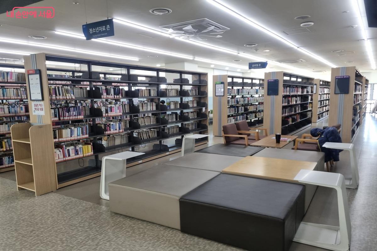 4층 자료 열람실 도서 공간 &copy;오새결