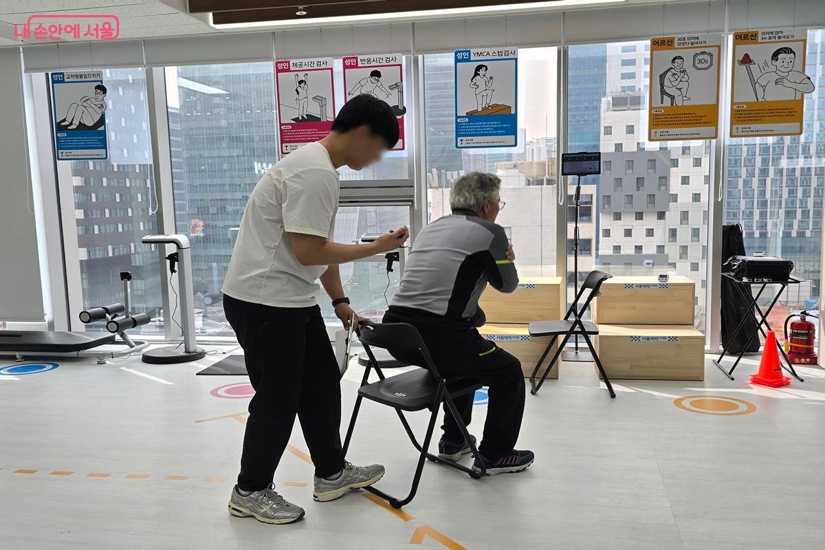 65세 이상 어르신을 대상으로 진행되는 인증형 체력 측정 &copy;강사랑