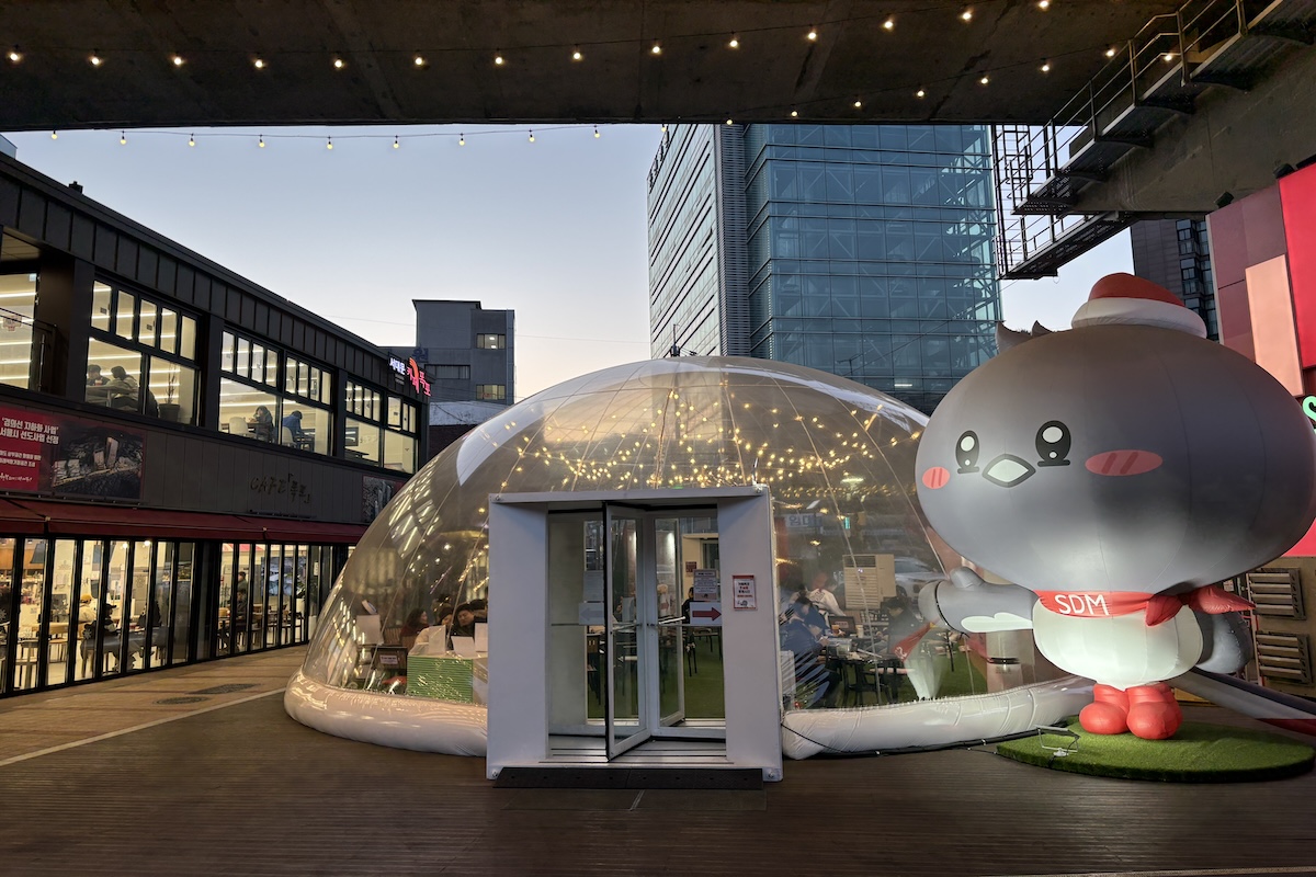 투명 텐트 안은 난방기와 공기청정기가 작동 중이라 쾌적하게 이용 가능하다. &copy;이혜원